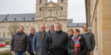 Die Glocken des Bamberger Michaelsklosters erklingen wieder 12 Christoph Bierlein (Immobilienmanagement), Robert Zenger
(Immobilienmanagement), Oberbürgermeister Andreas Starke,
Rudolf Spangel (Immobilienmanagement), Stiftungsreferent Betram
Felix, Sabine Pätzold-Pflauger (Kämmereiamt), Claudia Schelbert
(Kämmereiamt), Christoph Schulz (Kämmereiamt, v.l.n.r.:) vor dem
gerüstfreien Westwerk. Quelle: Bürgerspitalstiftung Bamberg, Lara Müller