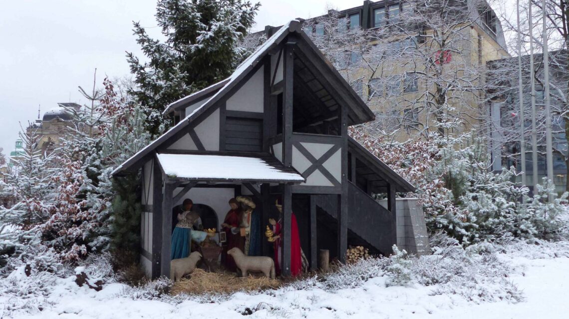 Die Großkrippe am Schönleinsplatz im winterlichen
Gewand des Jahres 2017. Quelle:  Bamberg Service, Garten- und Friedhofsamt