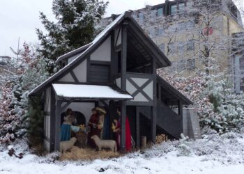 Die Großkrippe am Schönleinsplatz im winterlichen
Gewand des Jahres 2017. Quelle:  Bamberg Service, Garten- und Friedhofsamt