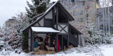 Bamberger Großkrippe erstrahlt wieder im Weihnachtsglanz 12 Die Großkrippe am Schönleinsplatz im winterlichen
Gewand des Jahres 2017. Quelle: Bamberg Service, Garten- und Friedhofsamt