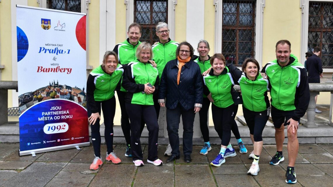 Das Laufteam der Stadt Bamberg mit
Bürgermeisterin Terezie Radoměřská vom Stadtbezirk Prag1. Quelle: Stadt Bamberg
