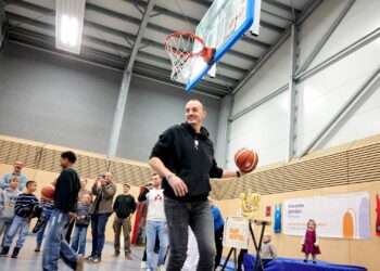Bamberg feiert zehn Jahre 'Halle für alle' 13 Auch der ehemalige Bamberger Basketballprofi Karsten
Tadda war dabei und warf einige Körbe. Quelle: Stadt Bamberg, Sonja Seufferth