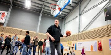 Bamberg feiert zehn Jahre 'Halle für alle' 12 Auch der ehemalige Bamberger Basketballprofi Karsten
Tadda war dabei und warf einige Körbe. Quelle: Stadt Bamberg, Sonja Seufferth