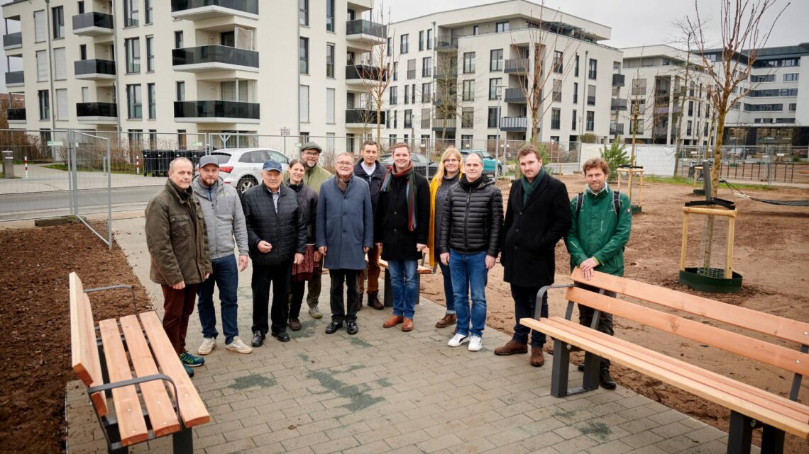 Neuer Mittelpunkt auf dem Bamberger Erba-Gelände eröffnet 10 Oberbürgermeister Andreas Starke und Bürgermeister Jonas
Glüsenkamp zusammen mit Vertretern der Anwohnerschaft und der
Projektbeteiligten. Quelle: Stadt Bamberg, Sonja Seufferth