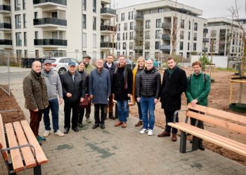 Neuer Mittelpunkt auf dem Bamberger Erba-Gelände eröffnet 16 Oberbürgermeister Andreas Starke und Bürgermeister Jonas
Glüsenkamp zusammen mit Vertretern der Anwohnerschaft und der
Projektbeteiligten. Quelle: Stadt Bamberg, Sonja Seufferth