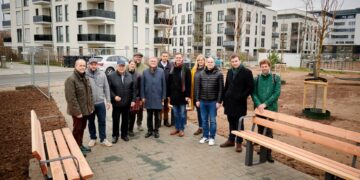 Neuer Mittelpunkt auf dem Bamberger Erba-Gelände eröffnet 12 Oberbürgermeister Andreas Starke und Bürgermeister Jonas
Glüsenkamp zusammen mit Vertretern der Anwohnerschaft und der
Projektbeteiligten. Quelle: Stadt Bamberg, Sonja Seufferth