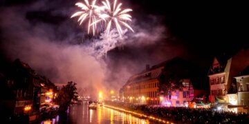 Bamberg feiert mit gemeinsamem Feuerwerk ins neue Jahr 13 Mit dem Feuerwerk auf der Regnitz endet traditionell die Sandkerwa.
Hier ein Bild aus diesem August. / Quelle: Stadt Bamberg,
Sonja Seufferth