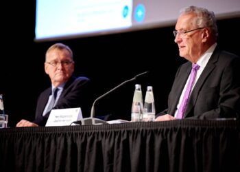 Oberbürgermeister Andreas Starke (l.) mit Innenminister Joachim
Herrmann (r.) bei der Sondersitzung des Stadtrats Bamberg zur
Zukunft des Ankerzentrums.
Quelle: Stadt Bamberg, Sonja Seufferth