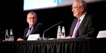 Ankerzentrum Bamberg wird 10 Jahre weitergeführt 12 Oberbürgermeister Andreas Starke (l.) mit Innenminister Joachim
Herrmann (r.) bei der Sondersitzung des Stadtrats Bamberg zur
Zukunft des Ankerzentrums.
Quelle: Stadt Bamberg, Sonja Seufferth