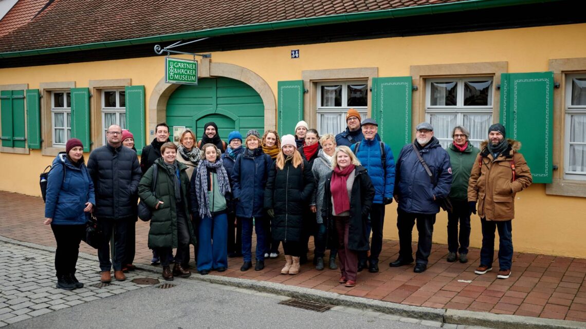 Die Teilnehmenden an der jüngsten Tagung der Arbeitsgemeinschaft
Historische Städte vor dem Gärtner- und Häckermuseum in Bamberg. Quelle:  Stadt Bamberg, Sonja Seufferth