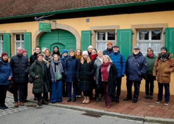 Bamberg empfängt die Arbeitsgemeinschaft Historische Städte 19 Die Teilnehmenden an der jüngsten Tagung der Arbeitsgemeinschaft
Historische Städte vor dem Gärtner- und Häckermuseum in Bamberg. Quelle: Stadt Bamberg, Sonja Seufferth