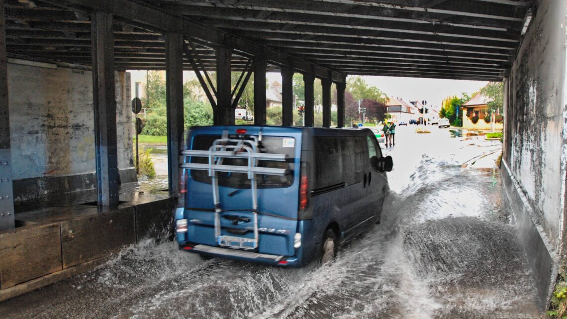 Überflutete Unterführungen wie hier in der Geisfelder Straße sollen
nach dem Bau des neuen Tiefensammlers der Vergangenheit
angehören. / Foto: Ronald Rinklef
