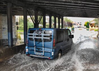 Bamberg investiert in besseren Hochwasserschutz 19 Überflutete Unterführungen wie hier in der Geisfelder Straße sollen
nach dem Bau des neuen Tiefensammlers der Vergangenheit
angehören. / Foto: Ronald Rinklef