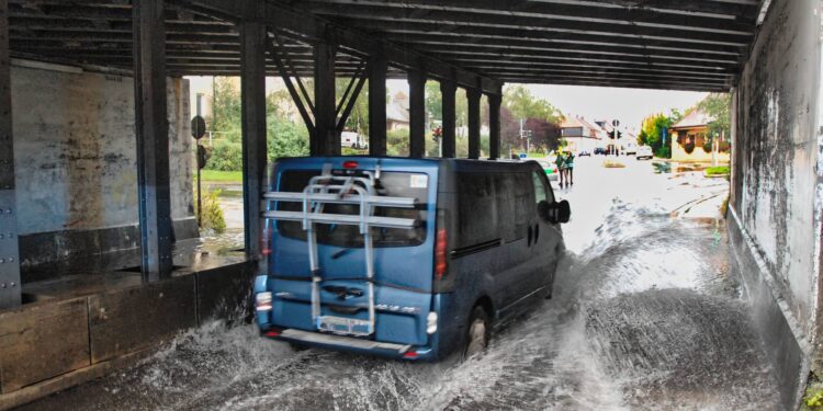 Überflutete Unterführungen wie hier in der Geisfelder Straße sollen
nach dem Bau des neuen Tiefensammlers der Vergangenheit
angehören. / Foto: Ronald Rinklef