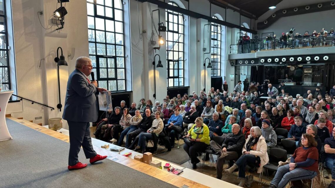 Lachende Gesichter beim 'Markt der langen Gesichter' in Bamberg 10 Bürgermeister Wolfgang Metzner überzeugt das Publikum auf
der Bühne und aus der Nähe. Quelle: Stadt Bamberg, Rebecca Ammon