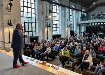 Lachende Gesichter beim 'Markt der langen Gesichter' in Bamberg 14 Bürgermeister Wolfgang Metzner überzeugt das Publikum auf
der Bühne und aus der Nähe. Quelle: Stadt Bamberg, Rebecca Ammon