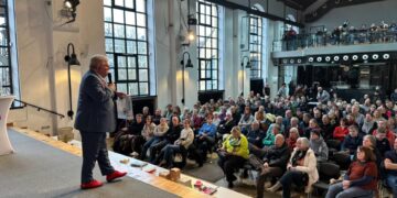 Lachende Gesichter beim 'Markt der langen Gesichter' in Bamberg 14 Bürgermeister Wolfgang Metzner überzeugt das Publikum auf
der Bühne und aus der Nähe. Quelle: Stadt Bamberg, Rebecca Ammon