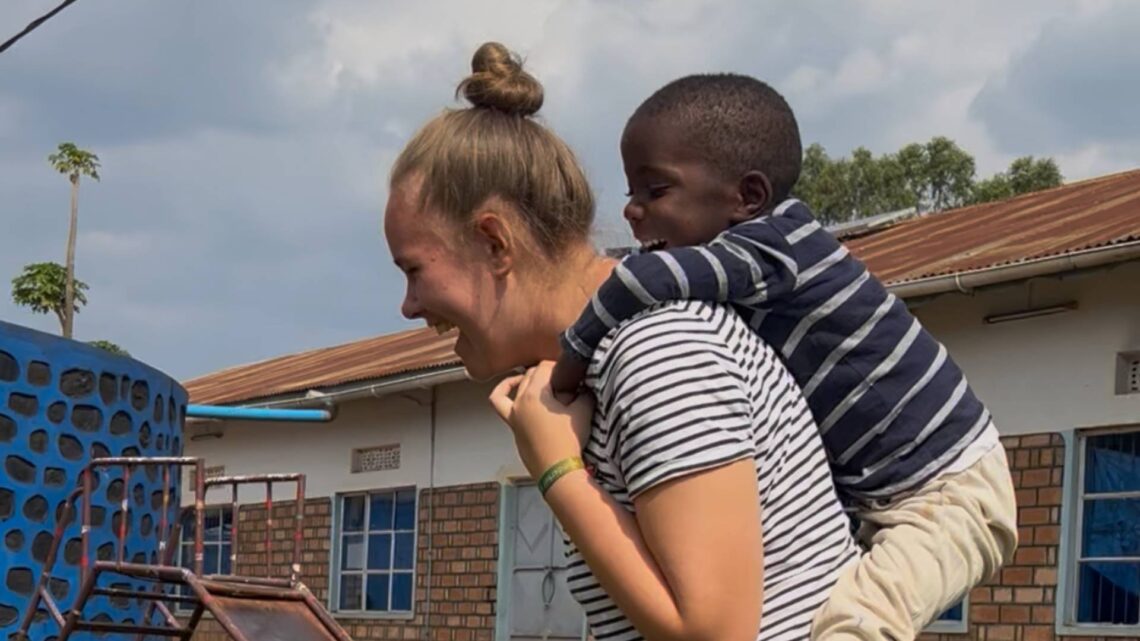 Foto von Johanna, die sich als Freiwillige in Tansania engagiert. Quelle: Stabstelle Weltkirche / Erzbistum Bamberg