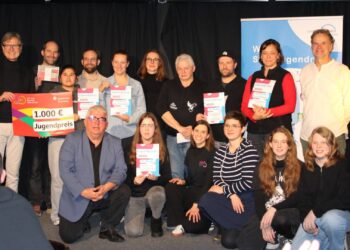 Jugendpreis der Stadt Bamberg: Engagement, das bewegt 15 Die 5 Preisträger-Organisationen freuen sich mit der Jury des Jugendpreises und Vertretern des Stadtjugendrings sowie der Sparkasse Bamberg. Quelle: Stadtjugendring Bamberg