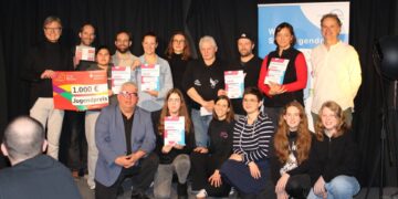 Jugendpreis der Stadt Bamberg: Engagement, das bewegt 14 Die 5 Preisträger-Organisationen freuen sich mit der Jury des Jugendpreises und Vertretern des Stadtjugendrings sowie der Sparkasse Bamberg. Quelle: Stadtjugendring Bamberg