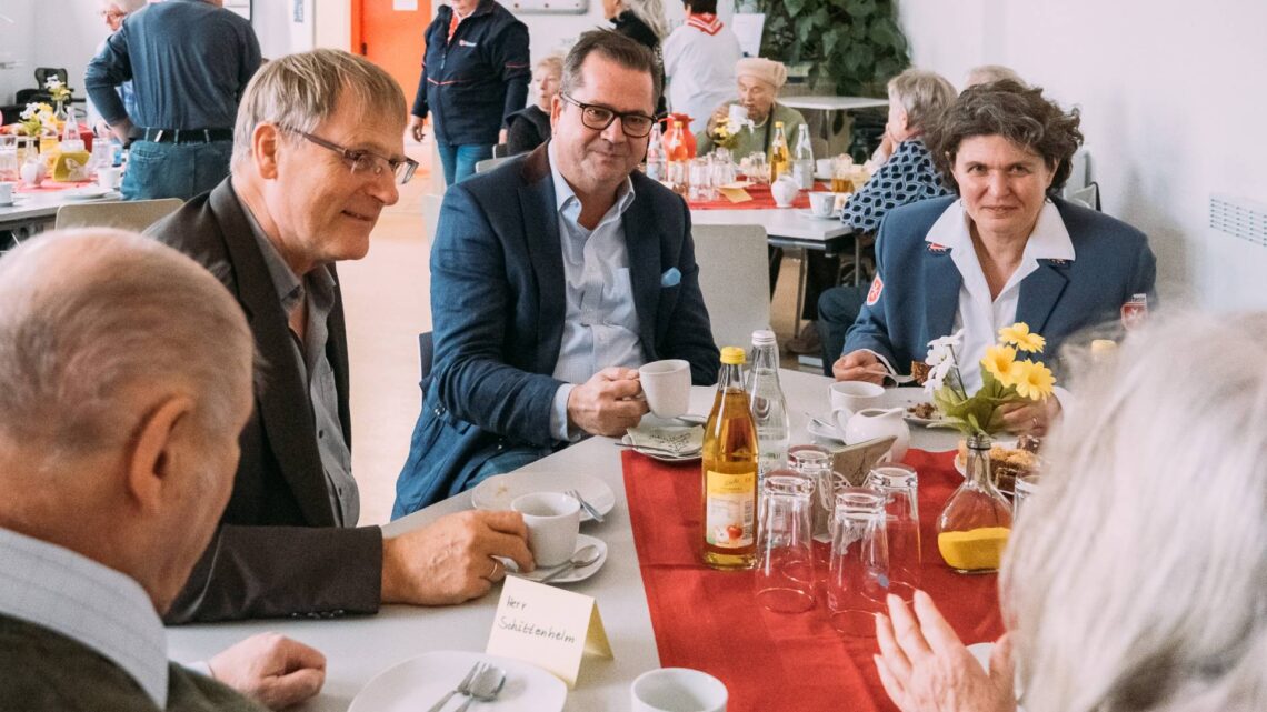 Michael Auerbach (l.) und Oliver Wibbe beim Besuch des Seniorentreffs Café Malta in Bamberg. Rechts Malteser-Referentin Martina Stamm. Quelle: Martin Lorenz/ SPS