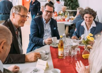 „Gemeinschaft schenken“: SPS-Spende stärkt Bamberger Malteser 13 Michael Auerbach (l.) und Oliver Wibbe beim Besuch des Seniorentreffs Café Malta in Bamberg. Rechts Malteser-Referentin Martina Stamm. Quelle: Martin Lorenz/ SPS