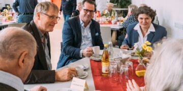 „Gemeinschaft schenken“: SPS-Spende stärkt Bamberger Malteser 12 Michael Auerbach (l.) und Oliver Wibbe beim Besuch des Seniorentreffs Café Malta in Bamberg. Rechts Malteser-Referentin Martina Stamm. Quelle: Martin Lorenz/ SPS