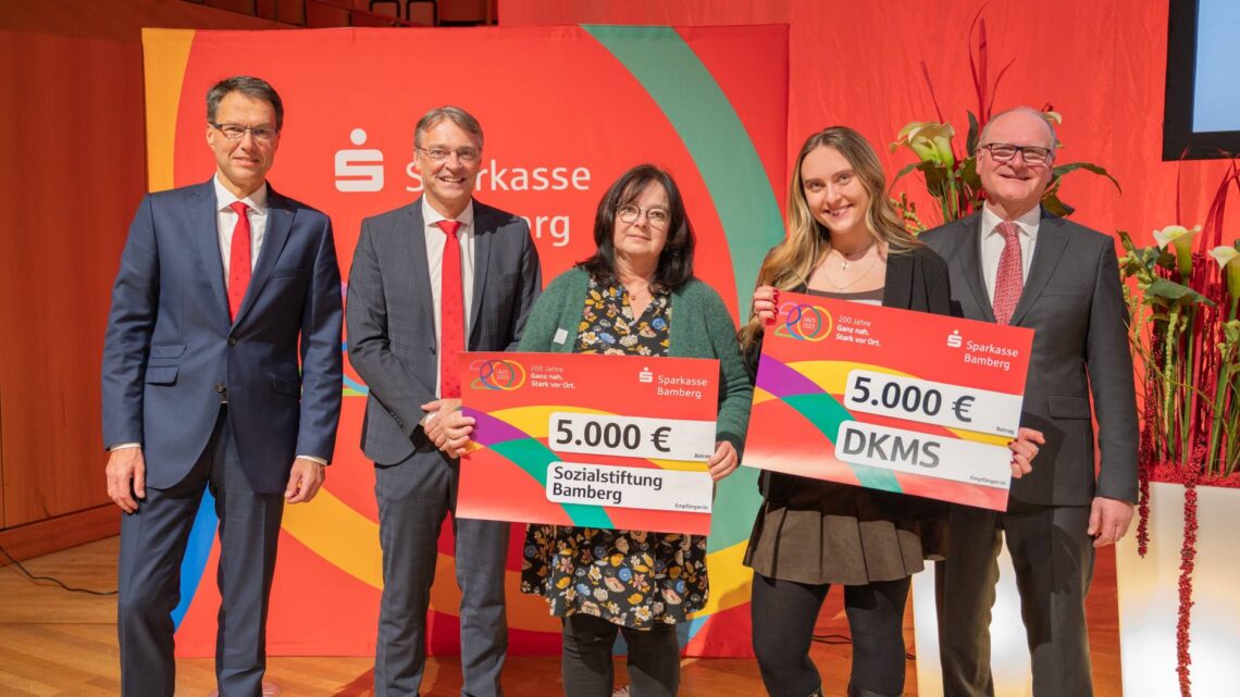 Sparkasse Bamberg spendet 10.000 Euro für zwei wichtige soziale Projekte 10 v.r. Vorstandsvorsitzender Stephan Kirchner, Sarah Marie Wittstock als Vertreterin der
DKMS, Martina Oppel, Leiterin des „Bunten Kreises“ bei der Sozialstiftung Bamberg,
Stiftungsberater Jochen Hack und Vorstandsmitglied Thomas Schmidt. Quelle: Sparkasse Bamberg