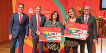 v.r. Vorstandsvorsitzender Stephan Kirchner, Sarah Marie Wittstock als Vertreterin der
DKMS, Martina Oppel, Leiterin des „Bunten Kreises“ bei der Sozialstiftung Bamberg,
Stiftungsberater Jochen Hack und Vorstandsmitglied Thomas Schmidt. Quelle: Sparkasse Bamberg