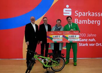 Sparkasse Bamberg spendet 10.000 Euro an regionale Vereine 17 Große Freude bei der Scheckübergabe: Vorstandsvorsitzender Stephan Kirchner (v.l.)
überreichte die symbolischen Schecks an Ines Rohwer, 1. Vorsitzende des Freundes- und
Förderkreises der Kinderklinik Bamberg e.V., Jochen Kellner, Schatzmeister des gleichnamigen
Vereins (2.v.l.), und an Matthias Wenninger, 1. Vorsitzender der Kreisverkehrswacht Bamberg
e.V. Quelle: Sparkasse Bamberg