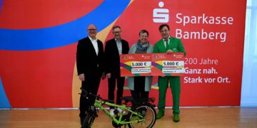 Sparkasse Bamberg spendet 10.000 Euro an regionale Vereine 12 Große Freude bei der Scheckübergabe: Vorstandsvorsitzender Stephan Kirchner (v.l.)
überreichte die symbolischen Schecks an Ines Rohwer, 1. Vorsitzende des Freundes- und
Förderkreises der Kinderklinik Bamberg e.V., Jochen Kellner, Schatzmeister des gleichnamigen
Vereins (2.v.l.), und an Matthias Wenninger, 1. Vorsitzender der Kreisverkehrswacht Bamberg
e.V. Quelle: Sparkasse Bamberg