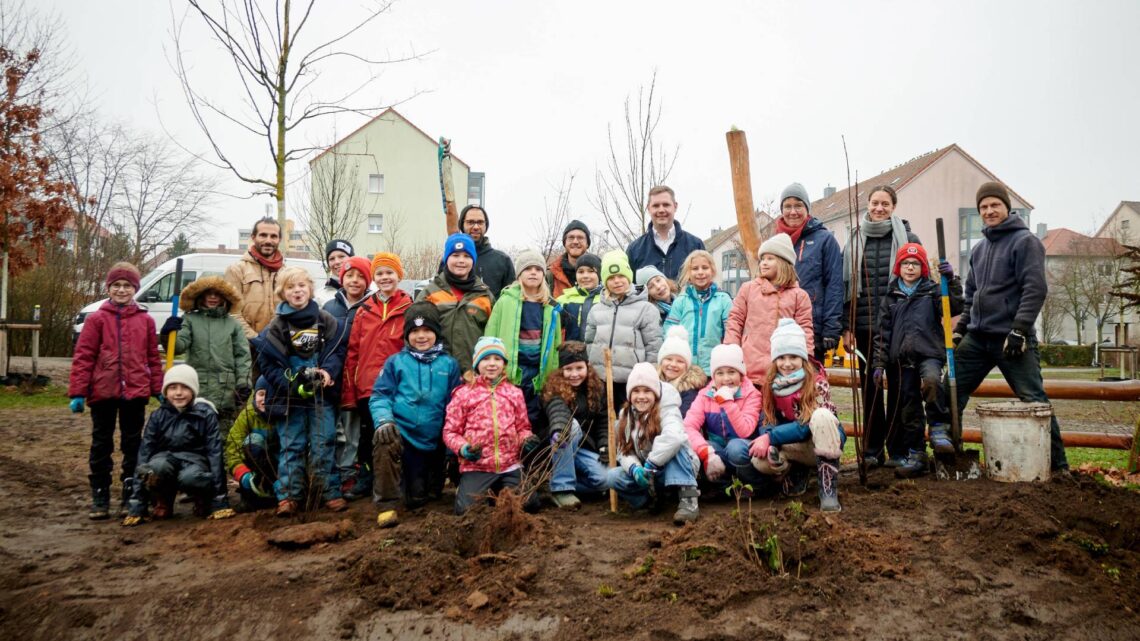 Gemeinsam mit Klassen aus der Montessori-Schule und der
Heidelsteig-Schule wurden verschiedene Wildgehölzarten
angepflanzt. Quelle: Stadt Bamberg, Sonja Seufferth