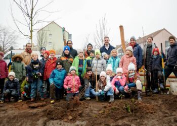 Bald ist der Bamberger Heidelsteig-Park fertig 10 Gemeinsam mit Klassen aus der Montessori-Schule und der
Heidelsteig-Schule wurden verschiedene Wildgehölzarten
angepflanzt. Quelle: Stadt Bamberg, Sonja Seufferth