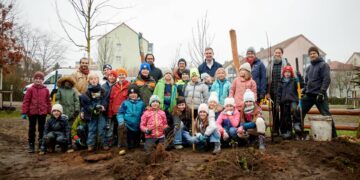 Bald ist der Bamberger Heidelsteig-Park fertig 13 Gemeinsam mit Klassen aus der Montessori-Schule und der
Heidelsteig-Schule wurden verschiedene Wildgehölzarten
angepflanzt. Quelle: Stadt Bamberg, Sonja Seufferth