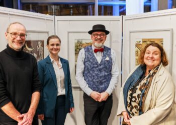 Hausherr und Intendant John von Düffel (l.) begrüßte zur Eröffnung
der Ausstellung neben dem Künstler Rainer Ehrt auch die Leiterin des
Kulturamts, Jutta Putschner, und die Kulturreferenten Ulrike
Siebenhaar (r.). Quelle: Stadt Bamberg, Dominik Huß