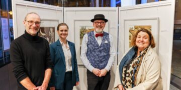 Bamberg feiert E.T.A. Hoffmann mit besonderer Ausstellung 12 Hausherr und Intendant John von Düffel (l.) begrüßte zur Eröffnung
der Ausstellung neben dem Künstler Rainer Ehrt auch die Leiterin des
Kulturamts, Jutta Putschner, und die Kulturreferenten Ulrike
Siebenhaar (r.). Quelle: Stadt Bamberg, Dominik Huß