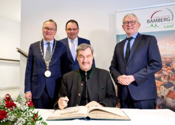 Ministerpräsident Söder trägt sich ins Goldene Buch ein 11 Markus Söder trägt sich unter den Augen von (stehend, v.l.)
Oberbürgermeister Andreas Starke, Staatssekretär Martin Schöffel
und Landrat Johann Kalb ins Goldene Buch der Stadt Bamberg ein. Quelle: Stadt Bamberg, Sonja Seufferth