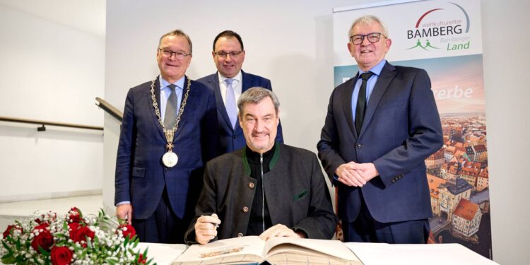 Markus Söder trägt sich unter den Augen von (stehend, v.l.)
Oberbürgermeister Andreas Starke, Staatssekretär Martin Schöffel
und Landrat Johann Kalb ins Goldene Buch der Stadt Bamberg ein. Quelle: Stadt Bamberg, Sonja Seufferth