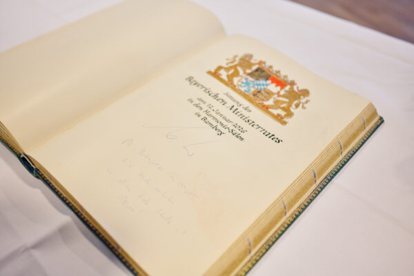 Ministerpräsident Söder trägt sich ins Goldene Buch ein 11 Ministerpräsident Söder trägt sich ins Goldene Buch ein 1