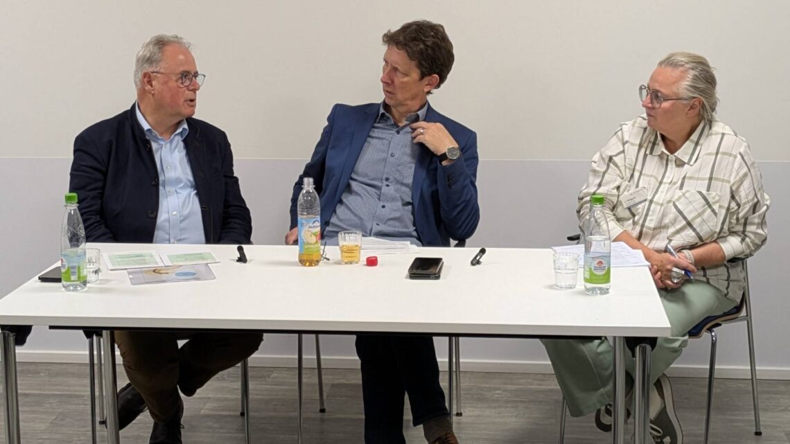 v.l.n.r.: Prof. Dr. Peter Kolominsky-Rabas von der FAU
Erlangen-Nürnberg, Sascha Götz von Smart City Bamberg und Jutta
Weigand von der Sozialstiftung Bamberg beim Smart Talk. Quelle: Smart City Bamberg