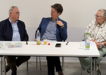 Digitale Hilfe für Menschen mit Demenz in Bamberg 19 v.l.n.r.: Prof. Dr. Peter Kolominsky-Rabas von der FAU
Erlangen-Nürnberg, Sascha Götz von Smart City Bamberg und Jutta
Weigand von der Sozialstiftung Bamberg beim Smart Talk. Quelle: Smart City Bamberg