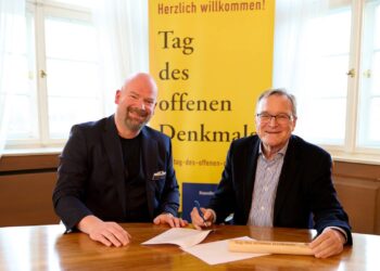 Oberbürgermeister Andreas Starke unterschreibt den
Kooperationsvertrag mit der Deutschen Stiftung Denkmalschutz vor
den Augen von Dr. Jens Geisler. Quelle: Stadt Bamberg, Sonja Seufferth