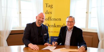 Oberbürgermeister Andreas Starke unterschreibt den
Kooperationsvertrag mit der Deutschen Stiftung Denkmalschutz vor
den Augen von Dr. Jens Geisler. Quelle: Stadt Bamberg, Sonja Seufferth