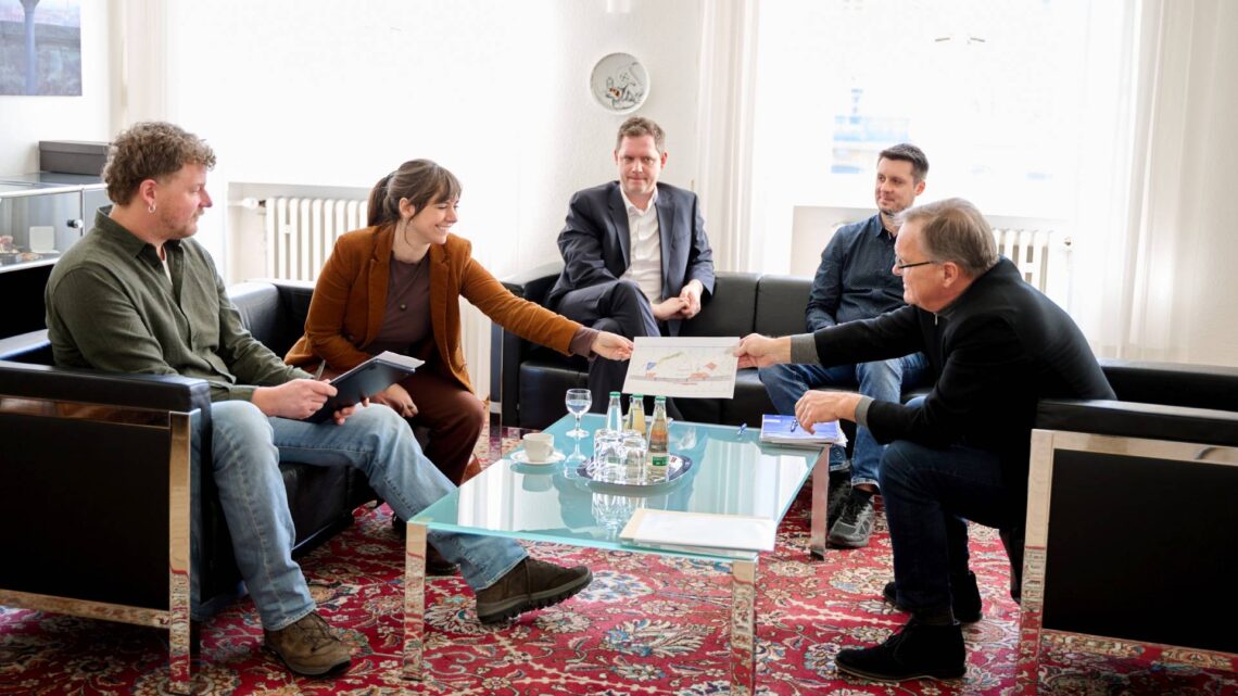 Stadt Bamberg und Kiosk 'Kunni' ziehen an einem Strang 10 Zum Austausch im Rathaus am Maxplatz trafen sich
(v.l.): Kajetan und Nora Glückert, Bürgermeister Jonas Glüsenkamp,
der Leiter des Immobilienmanagements, Dr. Thomas Hillenbrand, und
Oberbürgermeister Andreas Starke. Quelle: Stadt Bamberg, Sonja Seufferth