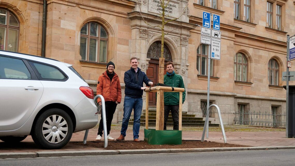 Weniger Versiegelung, mehr Stadtgrün in Bamberg 10 (v.l.n.r.): Christian Baumgärtner vom Klima- und
Umweltamt, Bürgermeister und Umweltreferent Jonas Glüsenkamp
und Michael Weber von Bamberg Service nach der Baumpflanzung. Quelle: Stadt Bamberg, Sonja Seufferth
