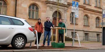 Weniger Versiegelung, mehr Stadtgrün in Bamberg 14 (v.l.n.r.): Christian Baumgärtner vom Klima- und
Umweltamt, Bürgermeister und Umweltreferent Jonas Glüsenkamp
und Michael Weber von Bamberg Service nach der Baumpflanzung. Quelle: Stadt Bamberg, Sonja Seufferth