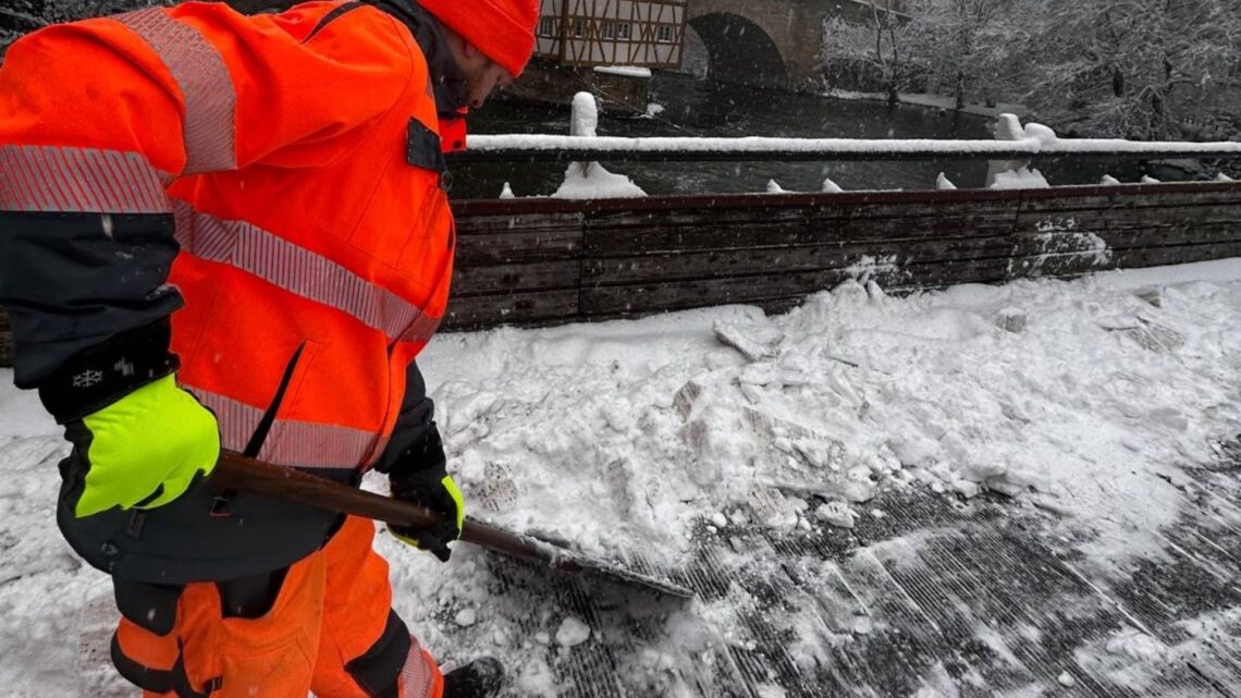 Rund 145 Mitarbeitende sind beim händischen
Winterdienst am Montag, 26. Januar 2026, tatkräftig im Einsatz. Quelle: Stadt Bamberg, Ronald Rinklef