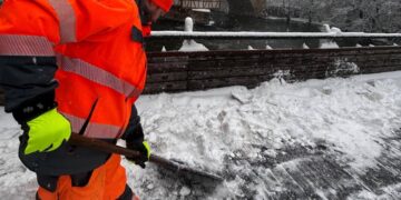 Heftiger Schneefall hält Bamberg in Atem 12 Rund 145 Mitarbeitende sind beim händischen
Winterdienst am Montag, 26. Januar 2026, tatkräftig im Einsatz. Quelle: Stadt Bamberg, Ronald Rinklef