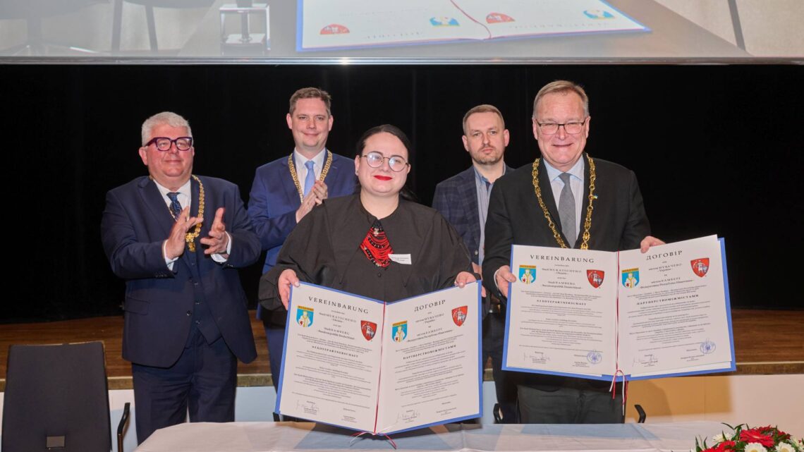 Unterzeichnung der Partnerschaftsurkunde: (vorne v.l.)
Mukatschewos Vizebürgermeisterin Julia Taips, Bambergs
Oberbürgermeister Andreas Starke, (hinten, v.l.) Bürgermeister
Wolfgang Metzner und Jonas Glüsenkamp (beide Bamberg) sowie
Vizebürgermeister Swjatoslaw Tuz (Mukatschewo). / Foto:
Stadtarchiv Bamberg, Jürgen Schraudner