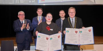 Stadt Bamberg besiegelt neue Städtepartnerschaft 15 Unterzeichnung der Partnerschaftsurkunde: (vorne v.l.)
Mukatschewos Vizebürgermeisterin Julia Taips, Bambergs
Oberbürgermeister Andreas Starke, (hinten, v.l.) Bürgermeister
Wolfgang Metzner und Jonas Glüsenkamp (beide Bamberg) sowie
Vizebürgermeister Swjatoslaw Tuz (Mukatschewo). / Foto:
Stadtarchiv Bamberg, Jürgen Schraudner